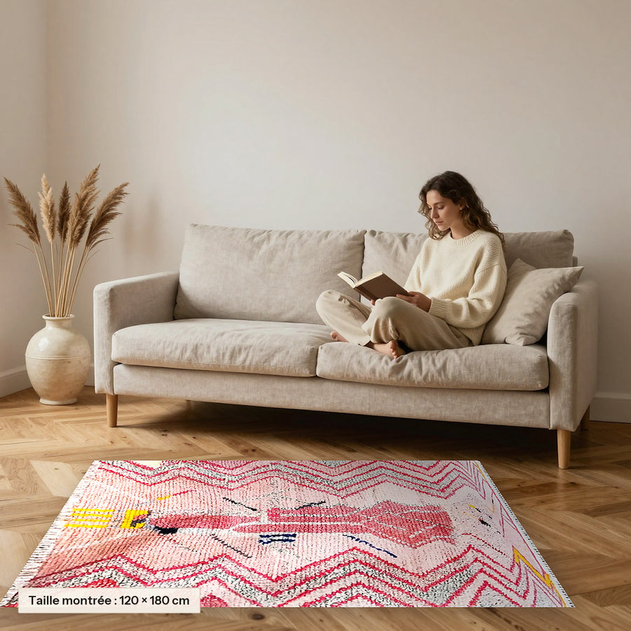 Tapis berbère coloré Tiziri, rose et framboise posé devant un canapé, taille 120 × 180 cm