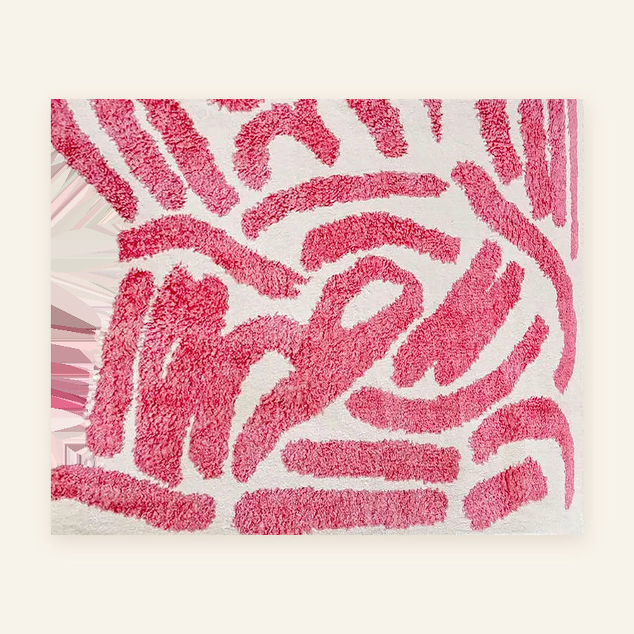 Tapis berbère coloré Tafukt, écru à traits framboise, vu à plat