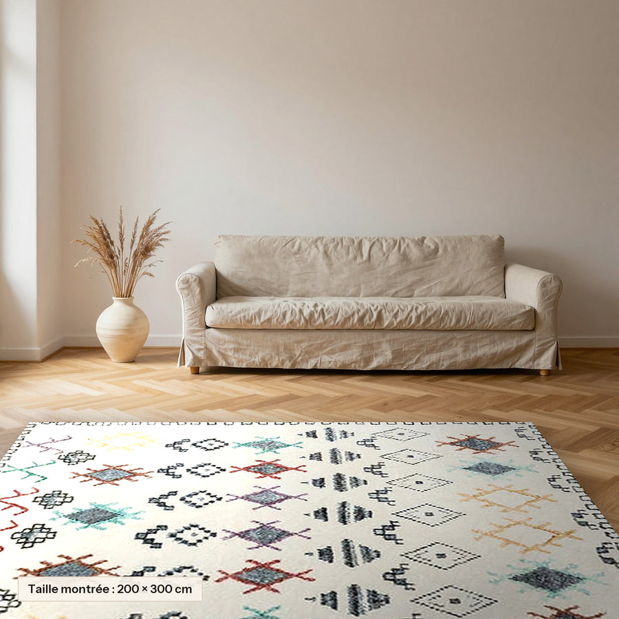Tapis berbère coloré Taslint, losanges pastel posé dans un salon, taille 200 × 300 cm