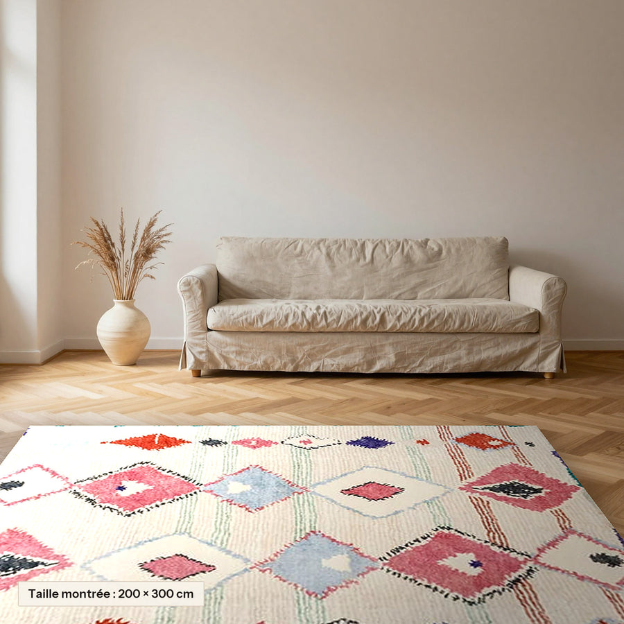 Tapis berbère coloré Taylalt, diamants corail et turquoise posé dans un salon, taille 200 × 300 cm