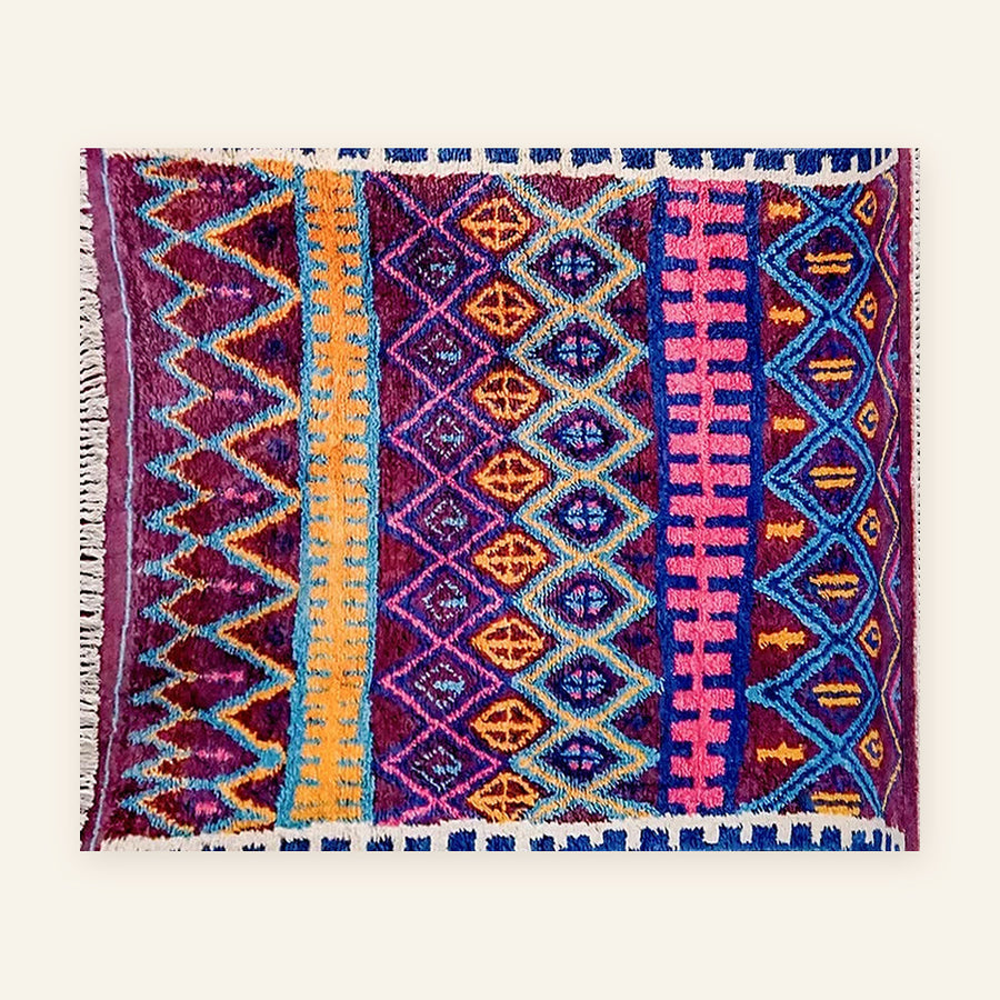 Tapis berbère coloré Thiyya, violet et rose, vu à plat