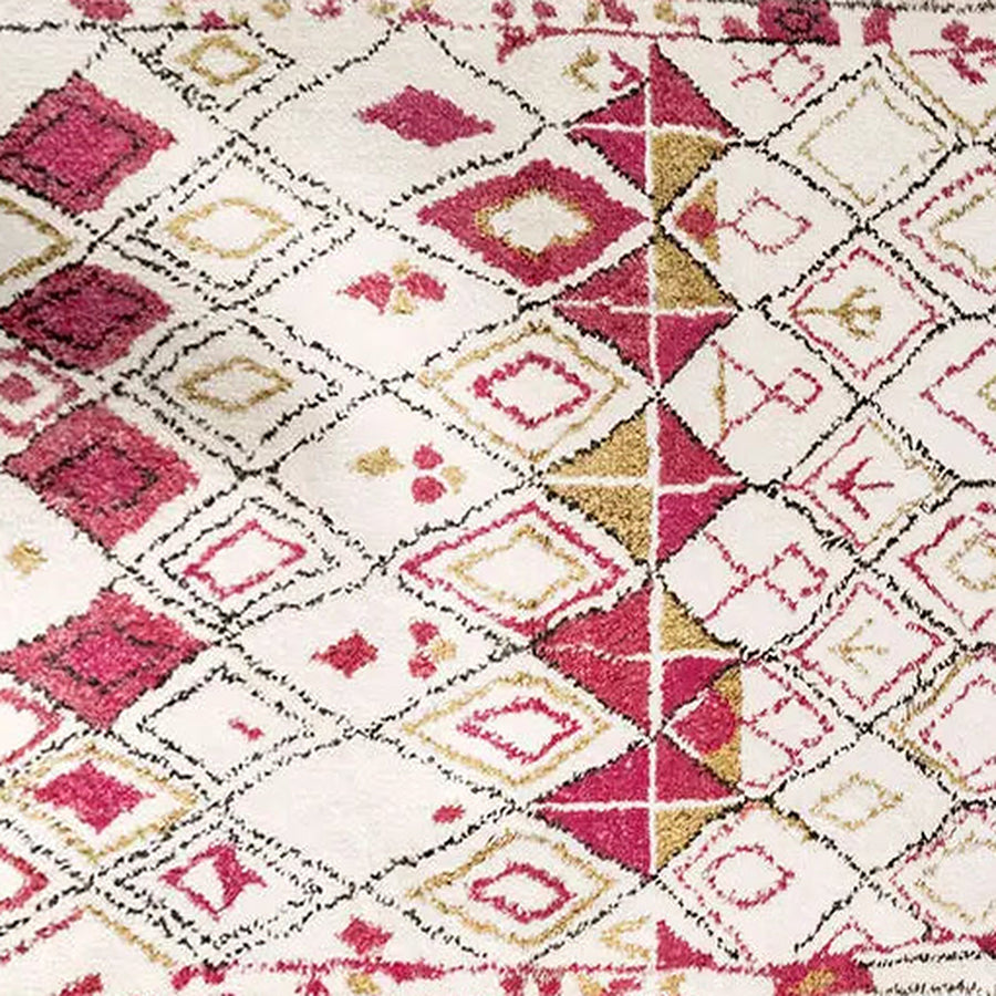 Gros plan sur le velours du tapis berbère coloré arinas, écru et framboise