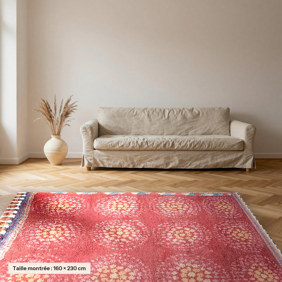 Tapis berbère coloré Dasin, corail posé dans un salon, taille 160 × 230 cm