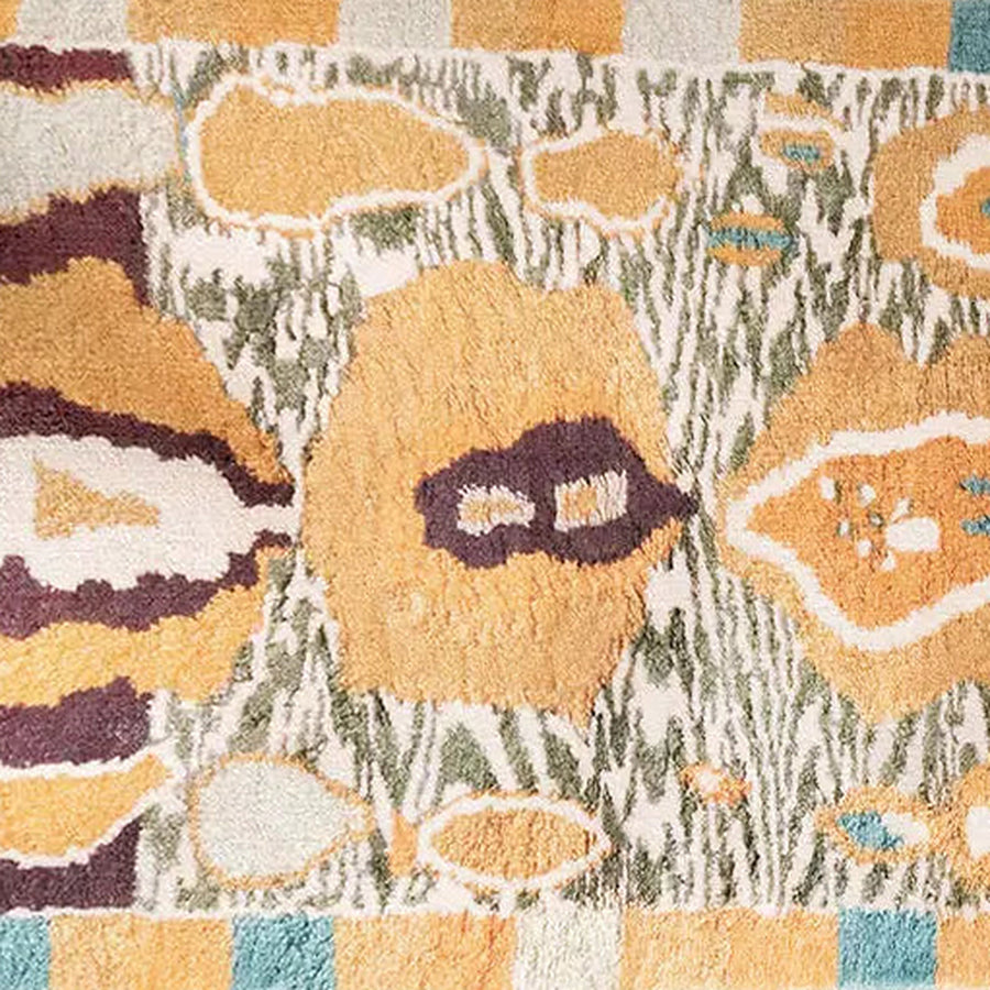 Gros plan sur le velours du tapis berbère coloré tunaruz, moutarde et brun