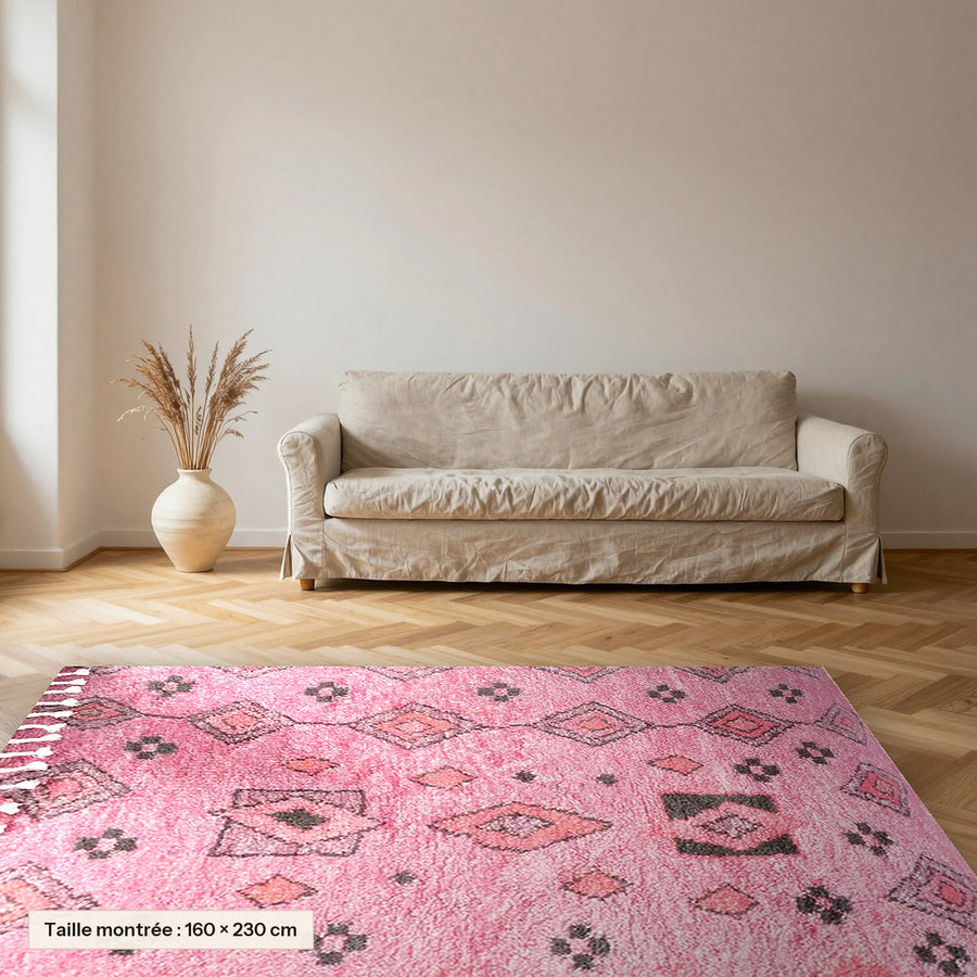 Tapis berbère coloré Amanar, rose poudré posé dans un salon, taille 160 × 230 cm