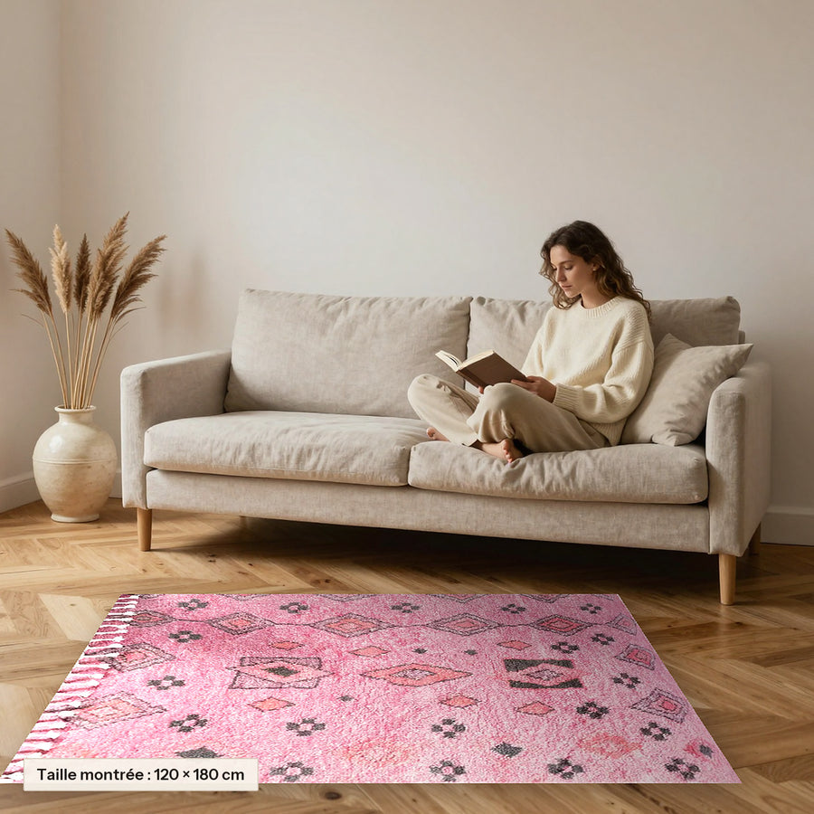 Tapis berbère coloré Amanar, rose poudré posé devant un canapé, taille 120 × 180 cm