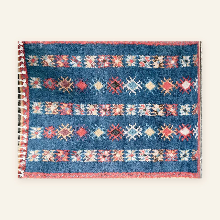 Tapis berbère coloré Ayyur, bleu rayé, vu à plat