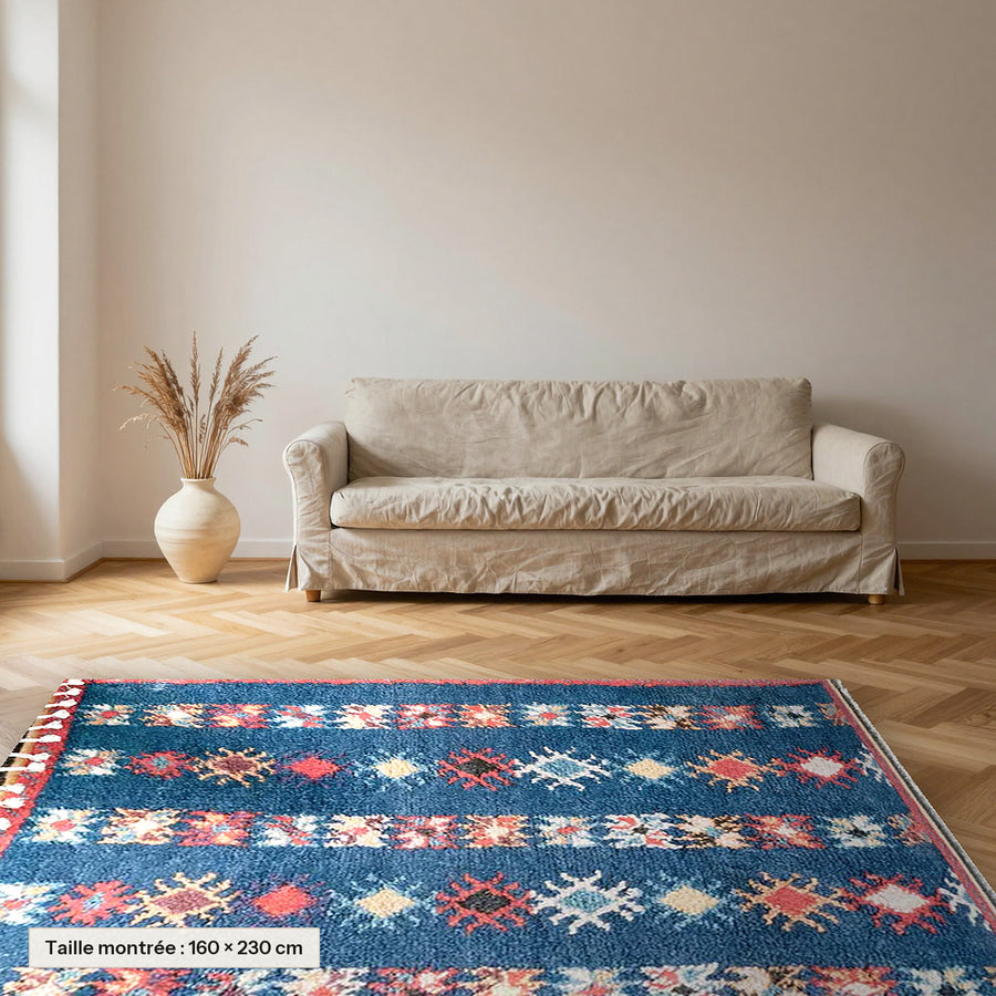 Tapis berbère coloré Ayyur, bleu rayé posé dans un salon, taille 160 × 230 cm