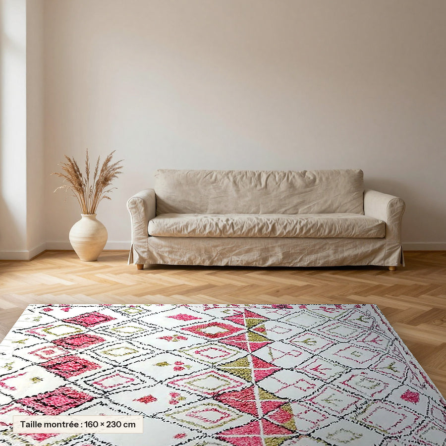 Tapis berbère coloré Amllal, écru à losanges roses posé dans un salon, taille 160 × 230 cm