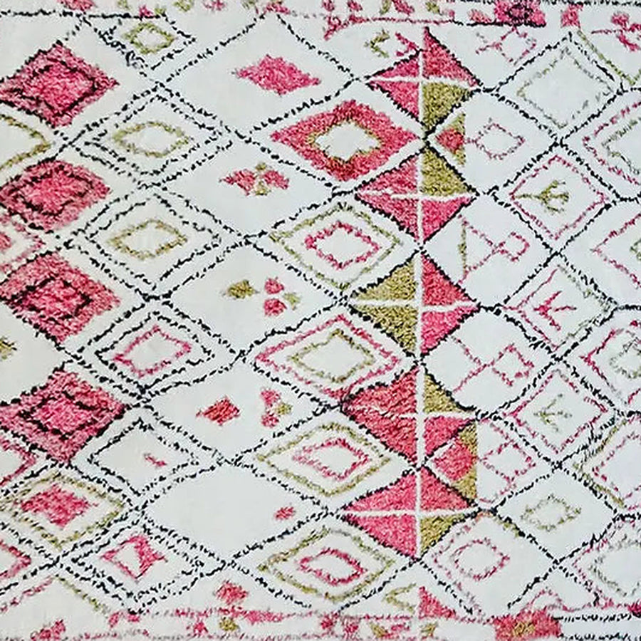 Gros plan sur le velours du tapis berbère coloré amllal, écru à losanges roses