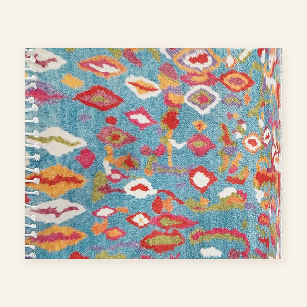 Tapis berbère coloré Amasay, turquoise à symboles tribaux, vu à plat