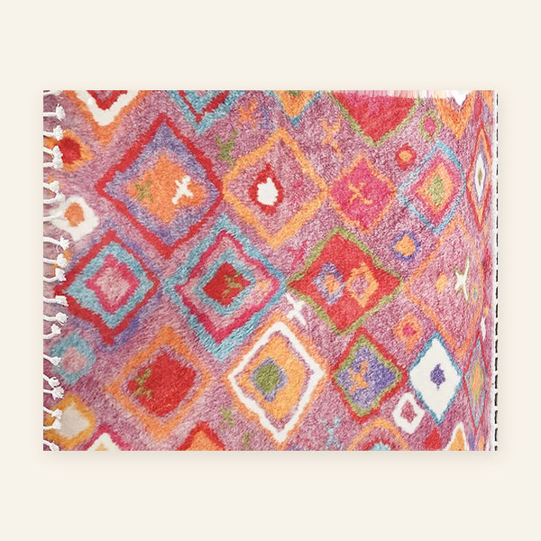Tapis berbère coloré Yidir, framboise à losanges, vu à plat