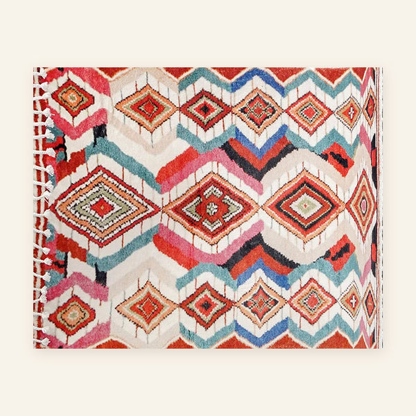 Tapis berbère coloré Massin, écru à chevrons colorés, vu à plat
