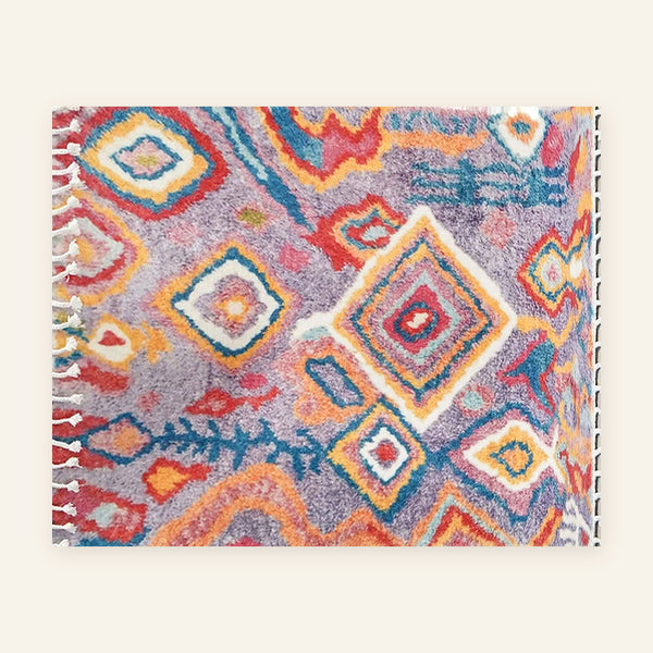 Tapis berbère coloré Tafat, lavande à losanges, vu à plat