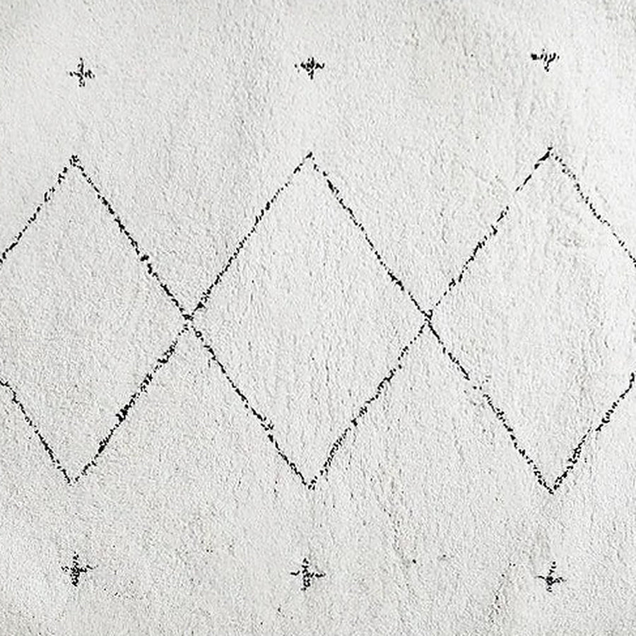 Gros plan sur le velours du tapis beni ouarain tifawt, blanc, losanges et croix