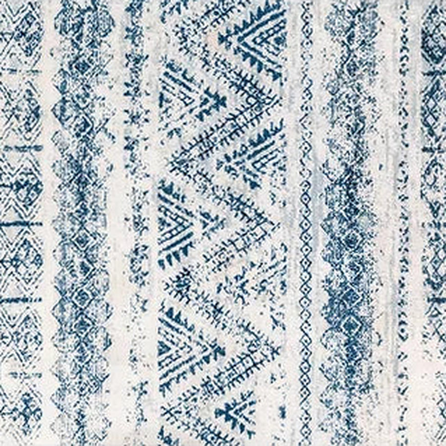 Gros plan sur le velours du tapis beni ouarain taskurt, bandes bleu délavé