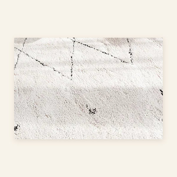 Tapis Beni Ouarain Amstan, blanc à losanges gris, vu à plat