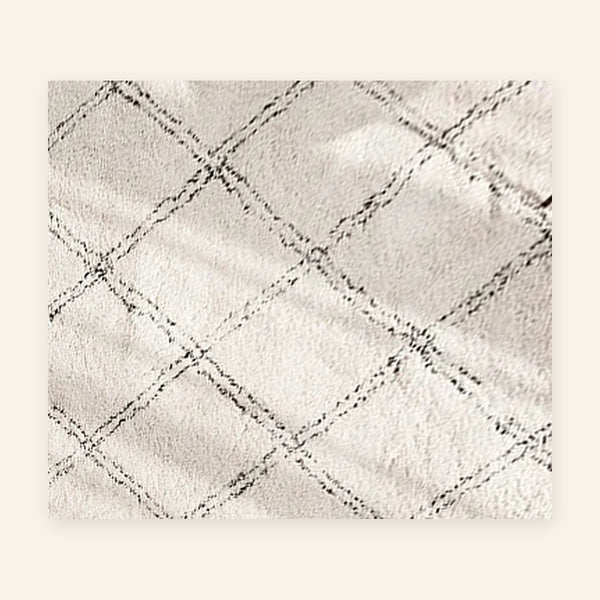 Tapis Beni Ouarain Amassan, écru à résille anthracite, vu à plat
