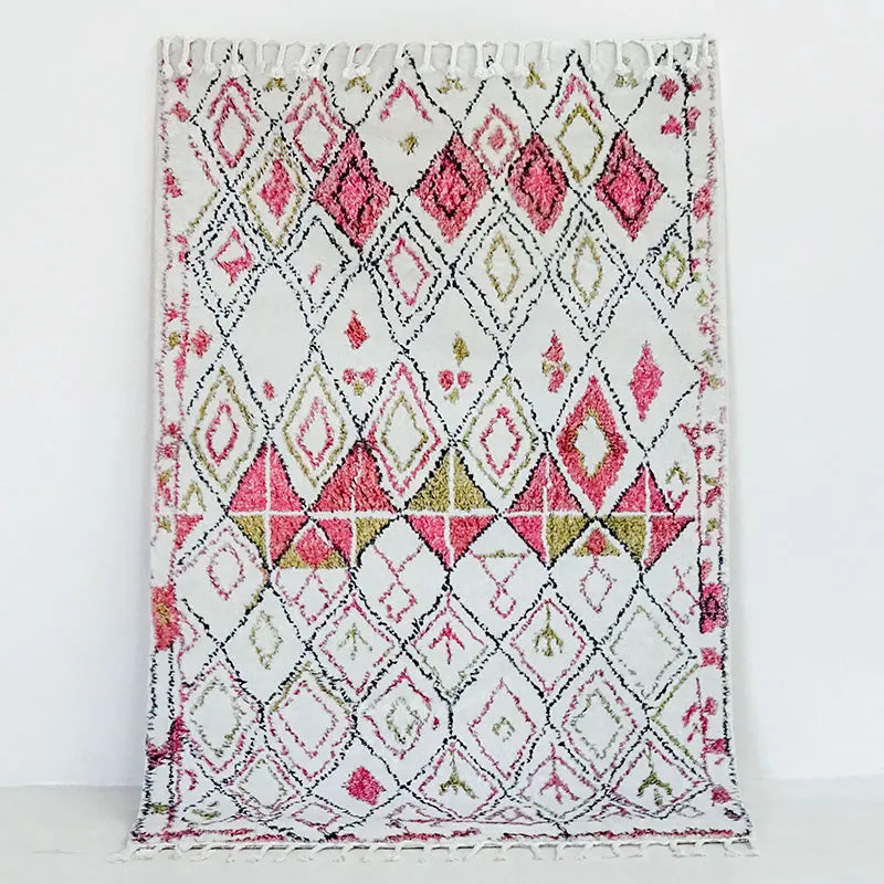 Tapis berbère coloré Amllal, écru à losanges roses, vu de dessus
