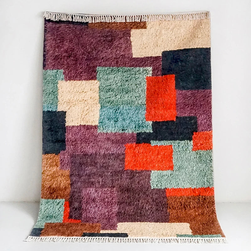 Tapis berbère coloré Tafsut, patchwork prune et orange, vu de dessus