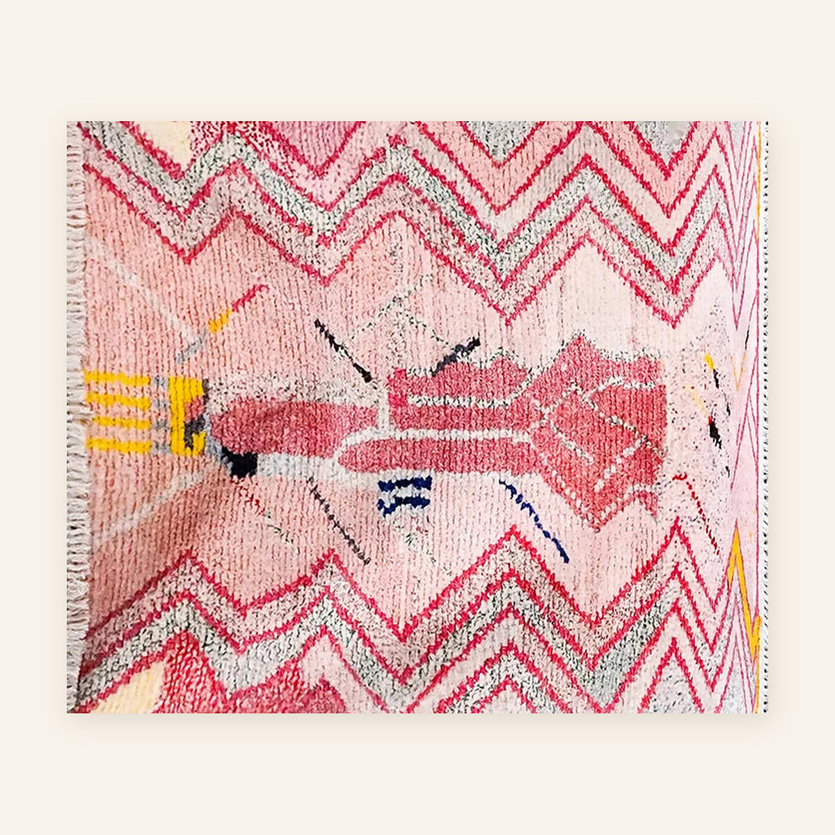 Tapis berbère coloré Tiziri, rose et framboise, vu à plat