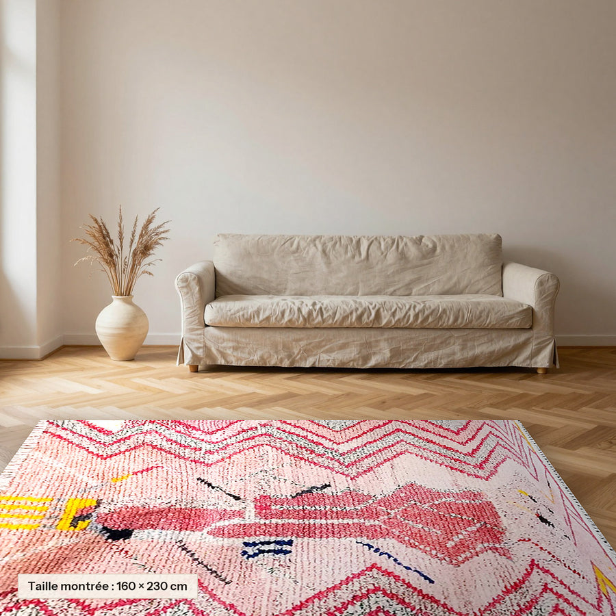 Tapis berbère coloré Tiziri, rose et framboise posé dans un salon, taille 160 × 230 cm