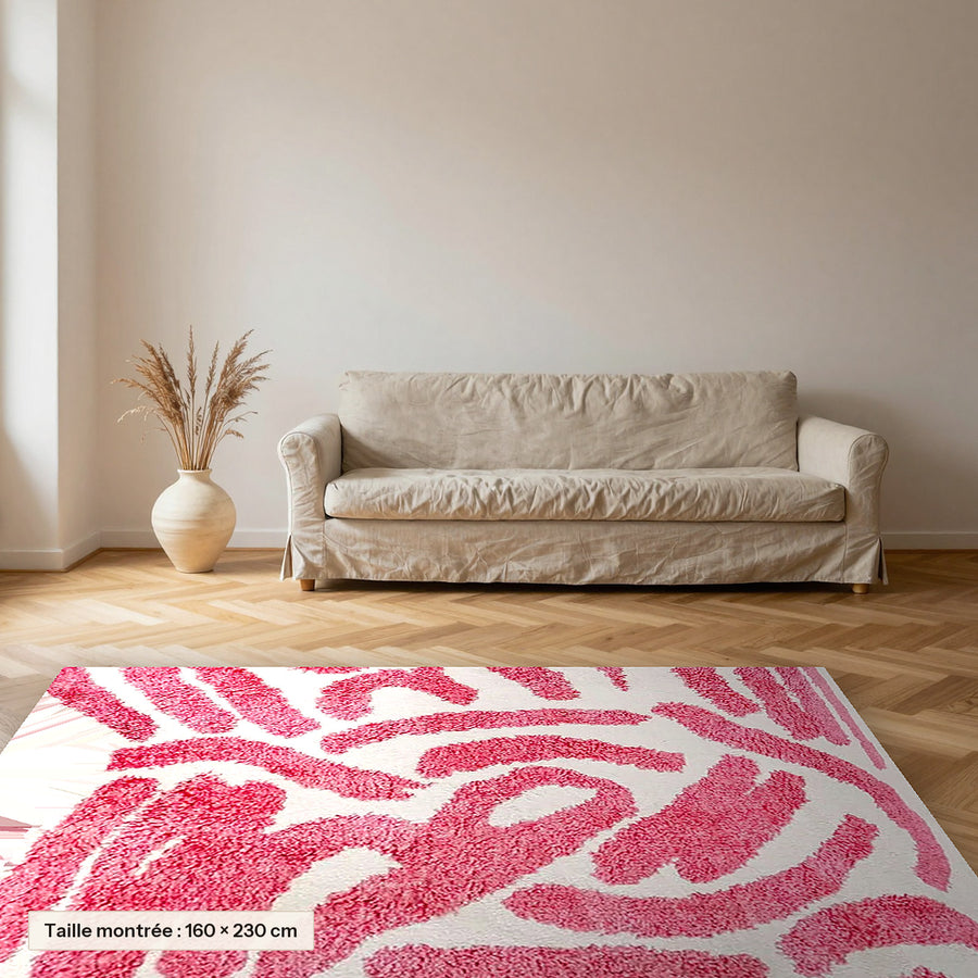 Tapis berbère coloré Tafukt, écru à traits framboise posé dans un salon, taille 160 × 230 cm