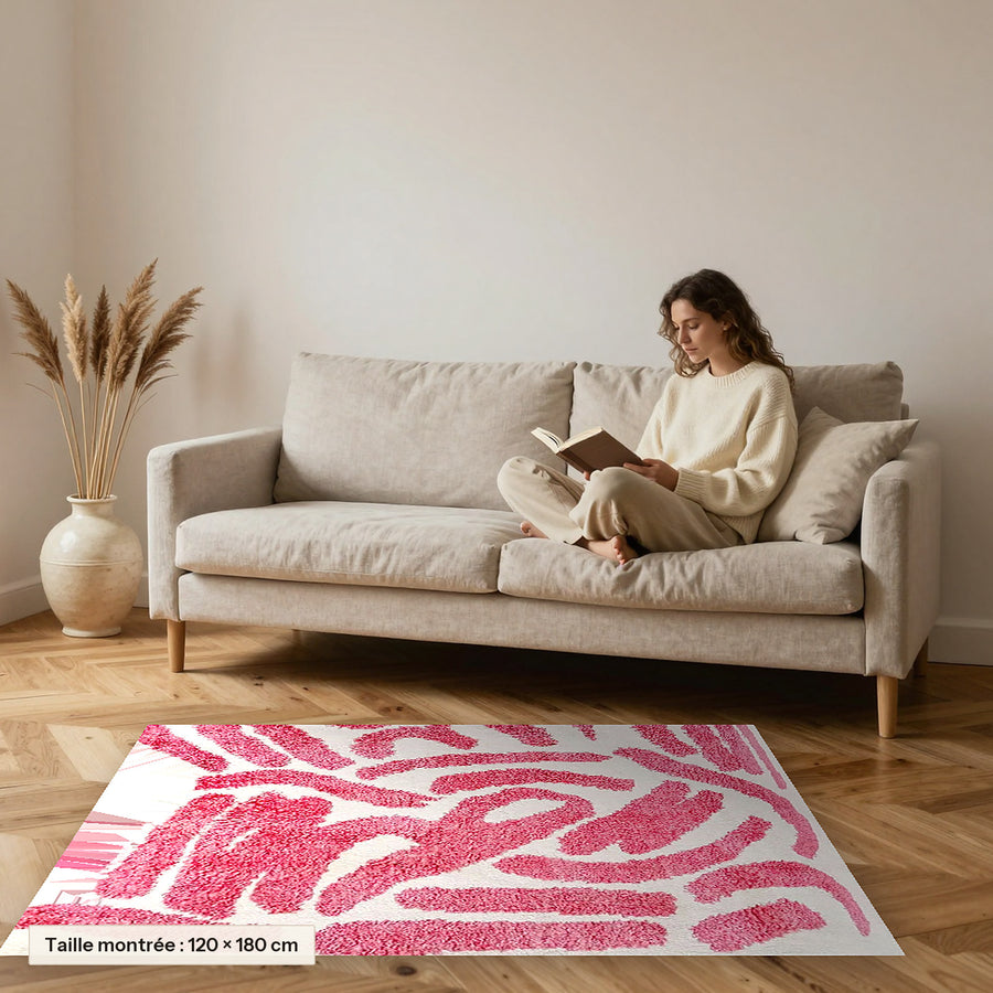 Tapis berbère coloré Tafukt, écru à traits framboise posé devant un canapé, taille 120 × 180 cm