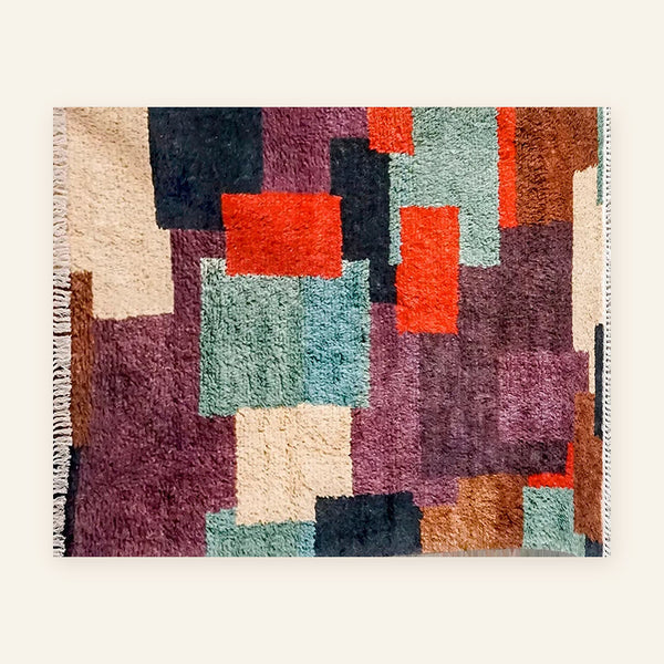 Tapis berbère coloré Tafsut, patchwork prune et orange, vu à plat