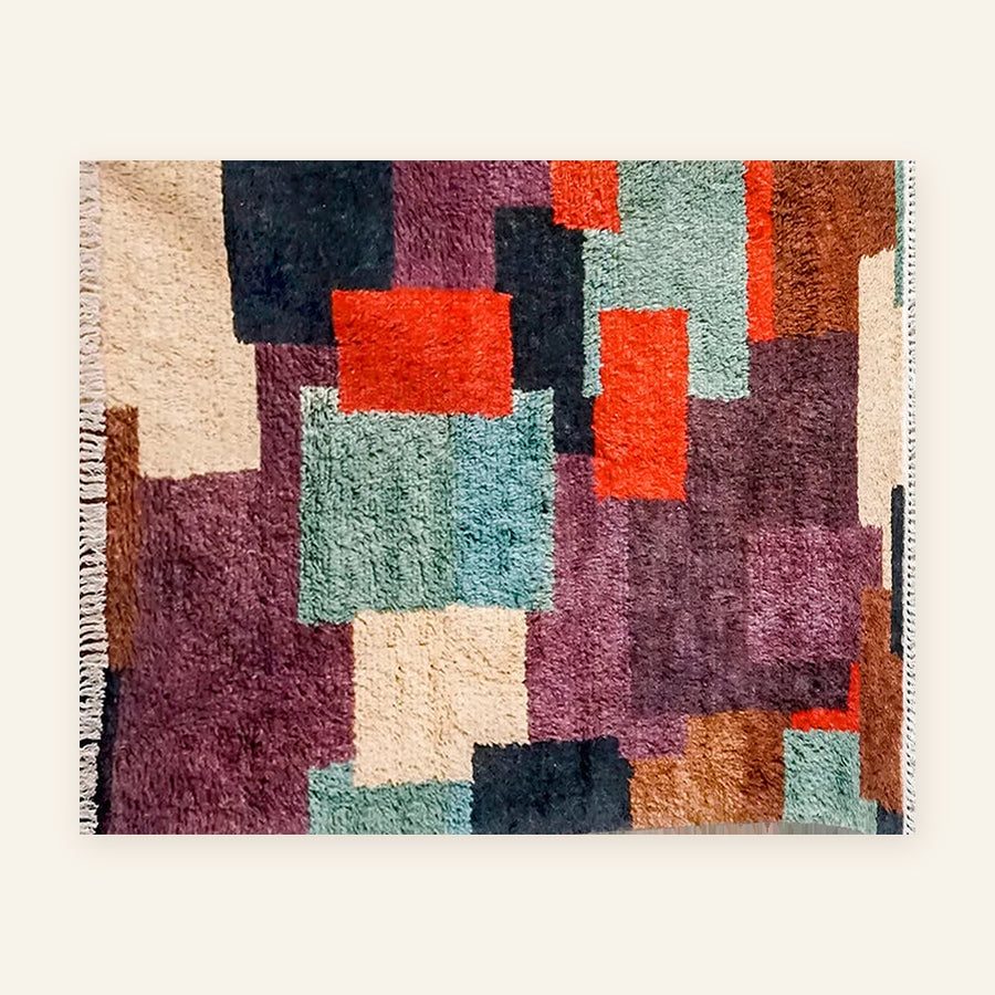 Tapis berbère coloré Tafsut, patchwork prune et orange, vu à plat