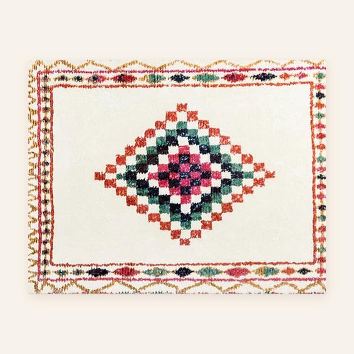 Tapis berbère coloré Taziri, médaillon rose et vert, vu à plat