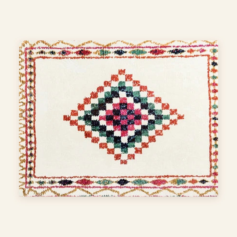 Tapis berbère coloré Taziri, médaillon rose et vert, vu à plat