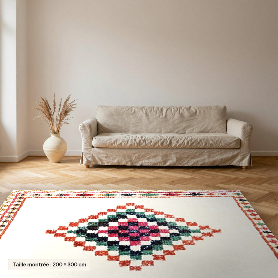 Tapis berbère coloré Taziri, médaillon rose et vert posé dans un salon, taille 200 × 300 cm