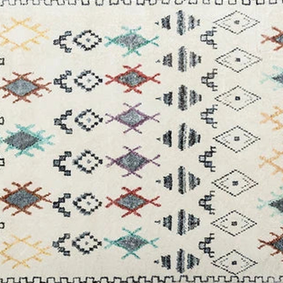 Gros plan sur le velours du tapis berbère coloré taslint, losanges pastel