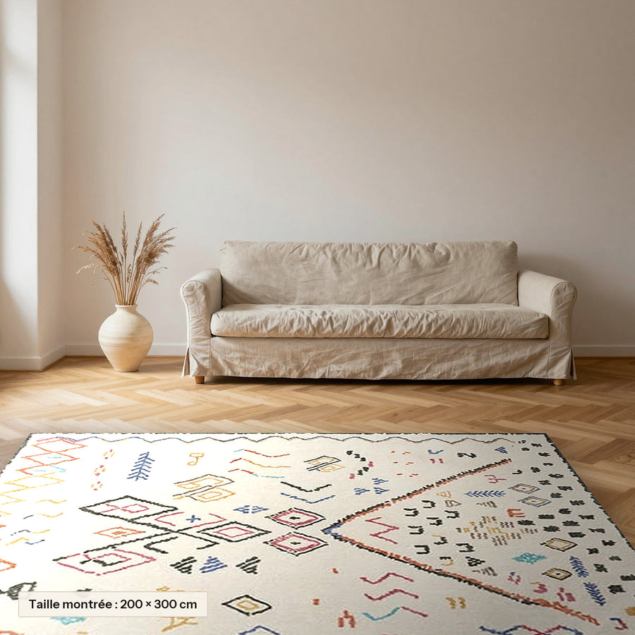 Tapis berbère coloré Tamlalt, symboles terre cuite posé dans un salon, taille 200 × 300 cm