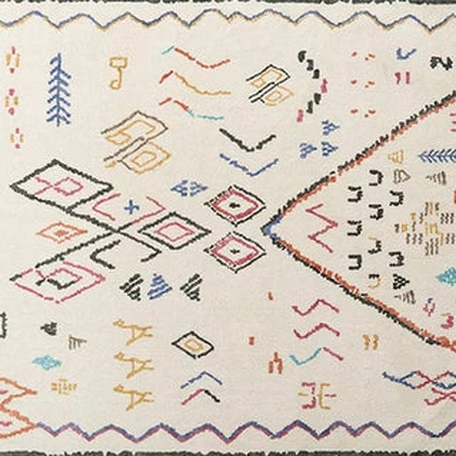 Gros plan sur le velours du tapis berbère coloré tamlalt, symboles terre cuite