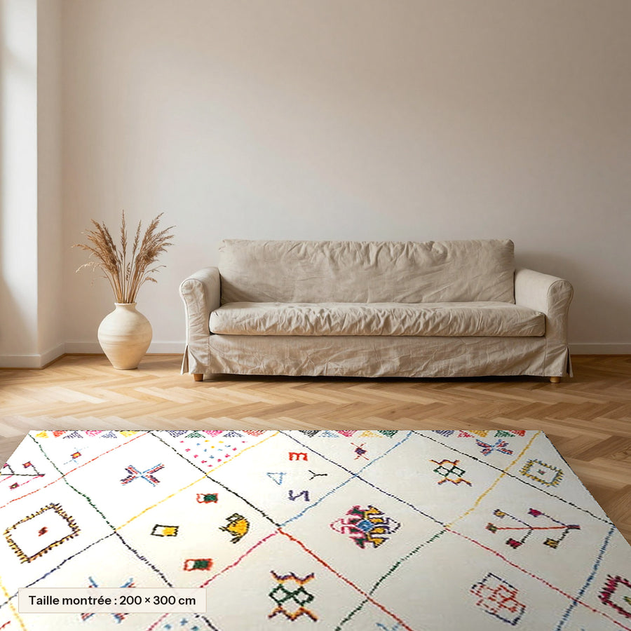 Tapis berbère coloré Tanamart, grille de losanges colorés posé dans un salon, taille 200 × 300 cm