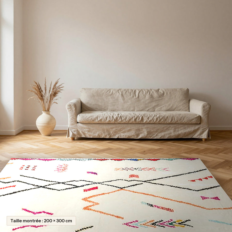 Tapis berbère coloré Tifa, traits libres colorés posé dans un salon, taille 200 × 300 cm