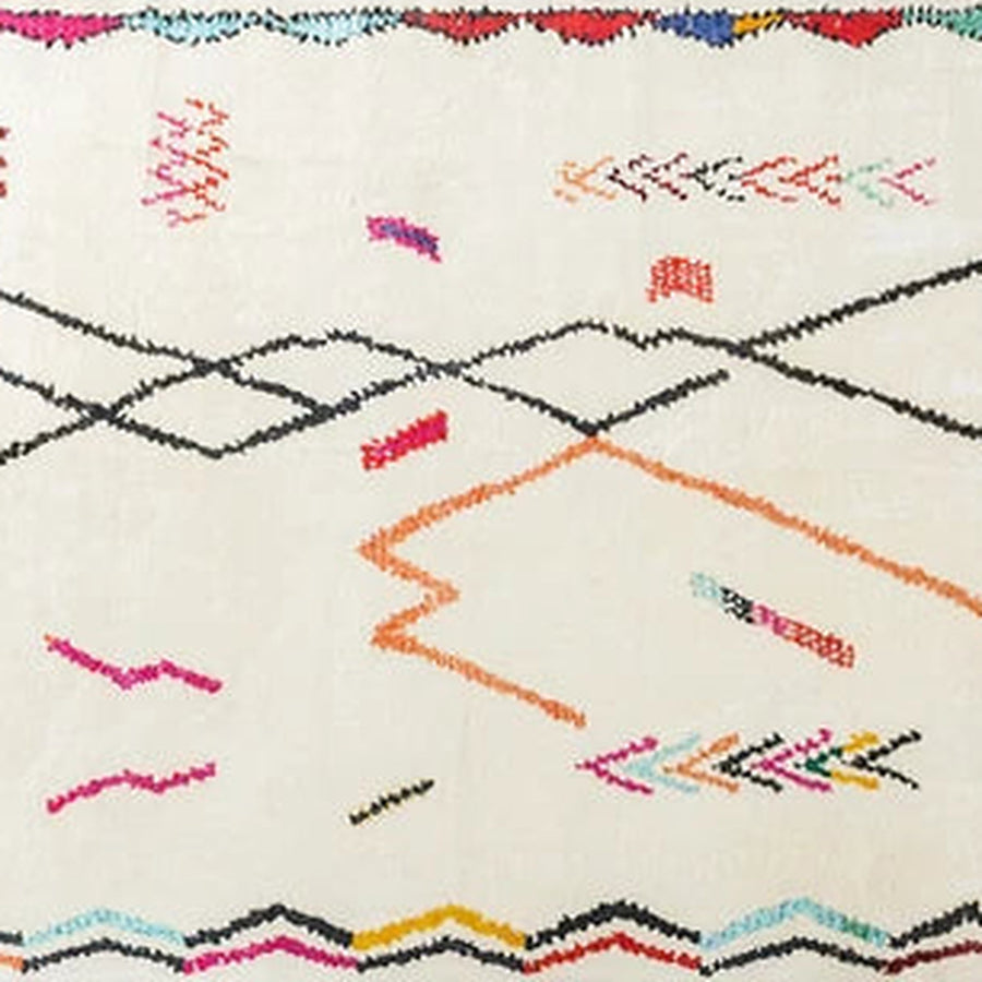 Gros plan sur le velours du tapis berbère coloré tifa, traits libres colorés