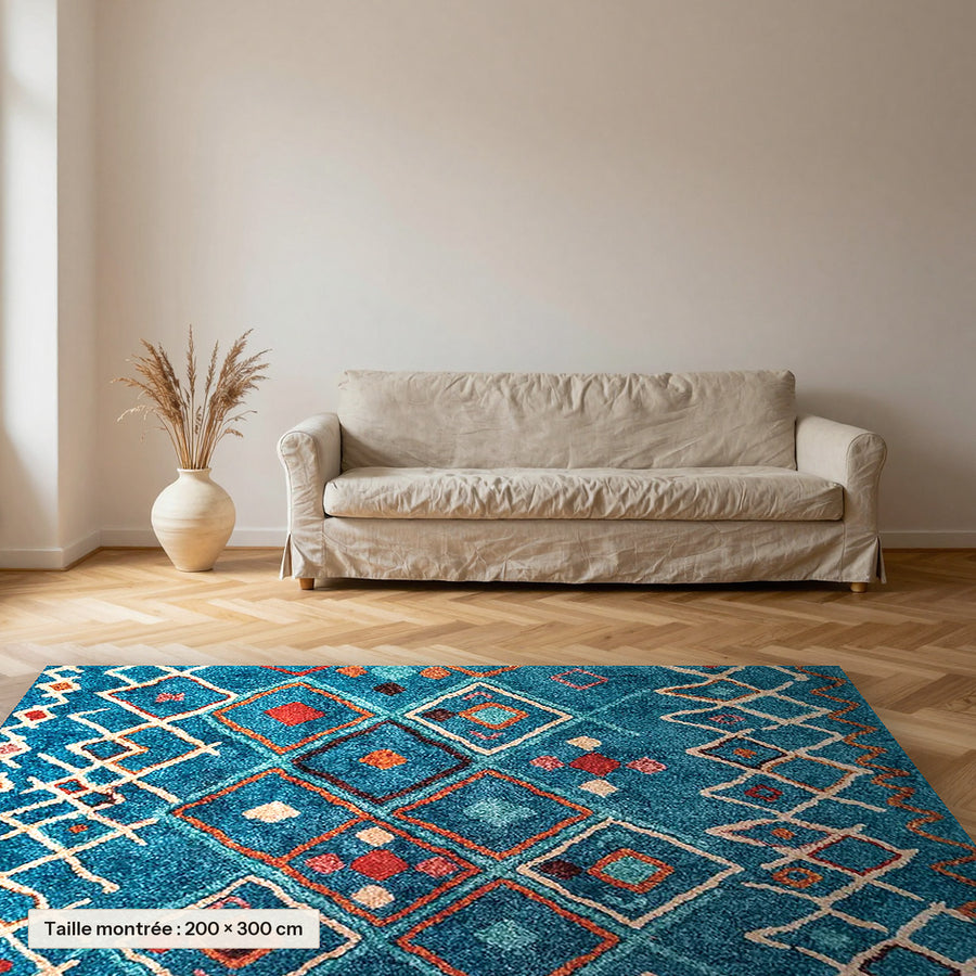 Tapis berbère coloré Tawsimt, bleu canard à médaillons posé dans un salon, taille 200 × 300 cm