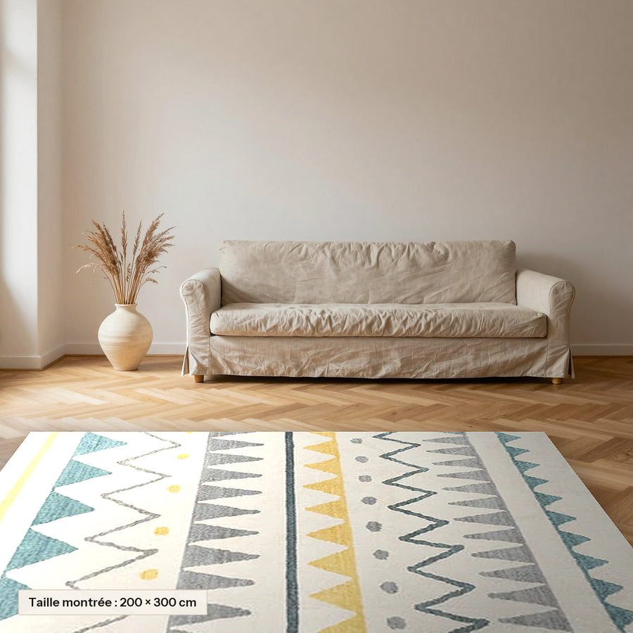 Tapis berbère coloré Tafila, triangles gris et safran posé dans un salon, taille 200 × 300 cm