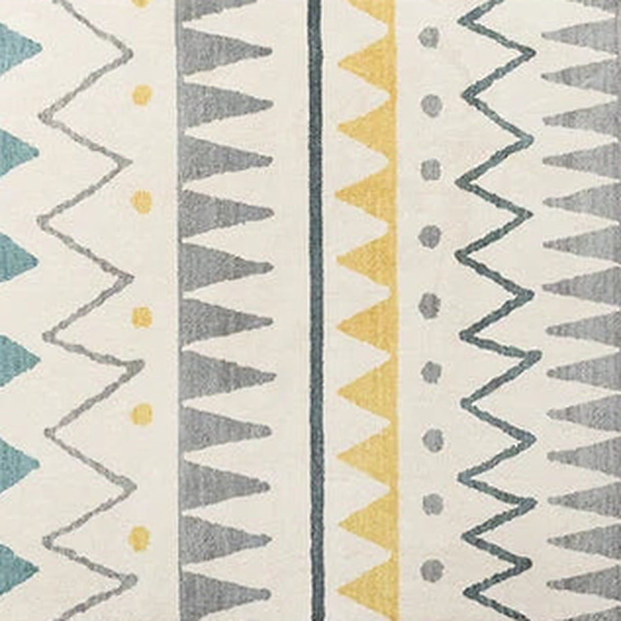 Gros plan sur le velours du tapis berbère coloré tafila, triangles gris et safran