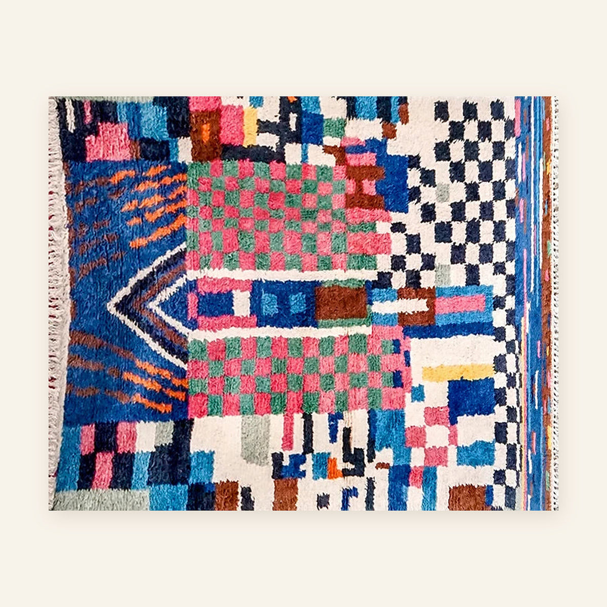 Tapis berbère coloré Tifsa, écru et damier coloré, vu à plat