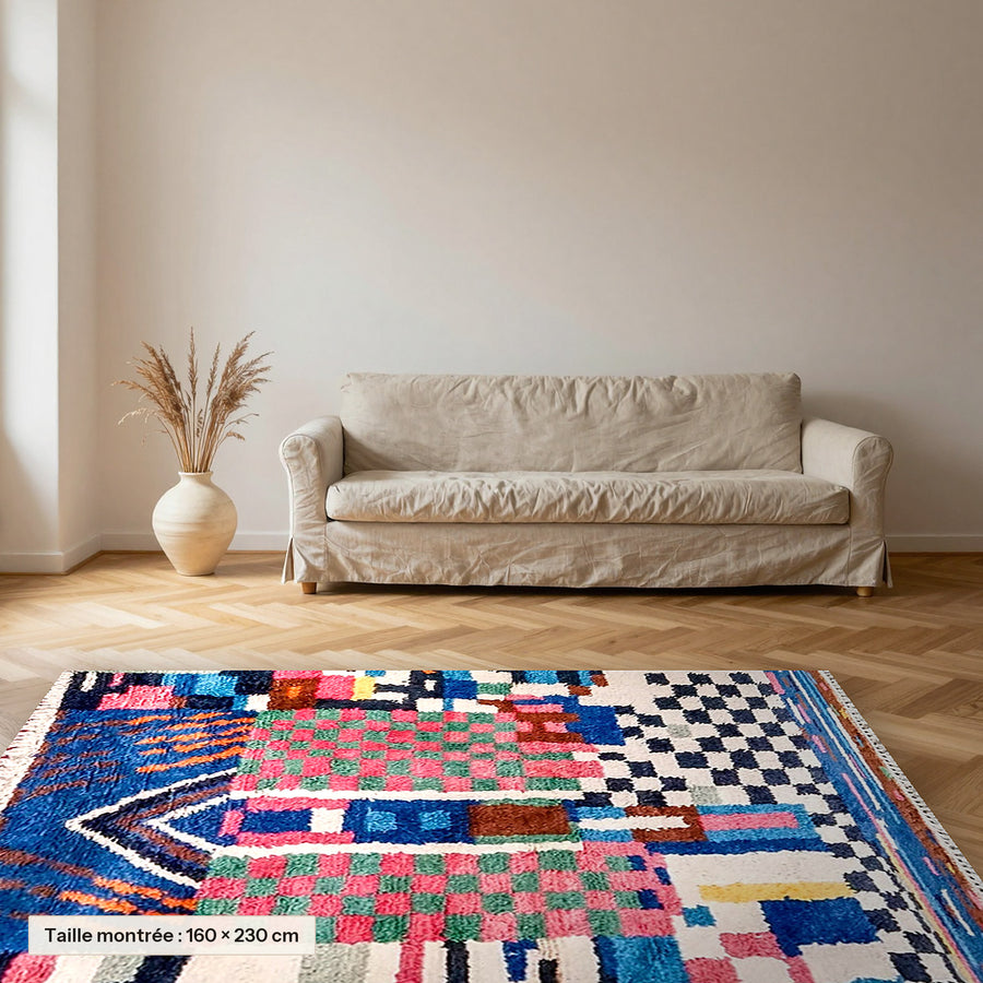 Tapis berbère coloré Tifsa, écru et damier coloré posé dans un salon, taille 160 × 230 cm