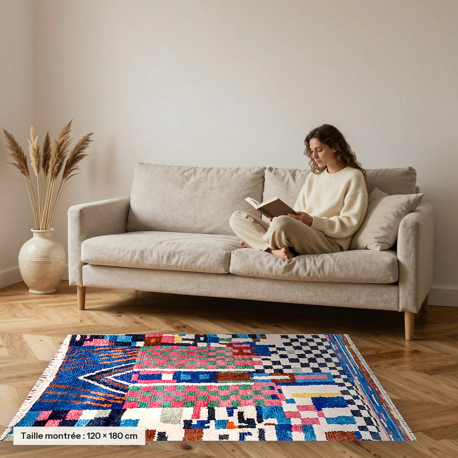 Tapis berbère coloré Tifsa, écru et damier coloré posé devant un canapé, taille 120 × 180 cm
