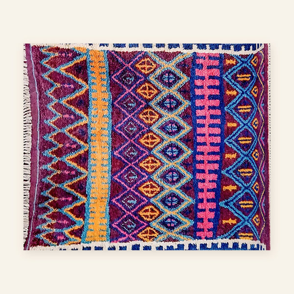 Tapis berbère coloré Thiyya, violet et rose, vu à plat