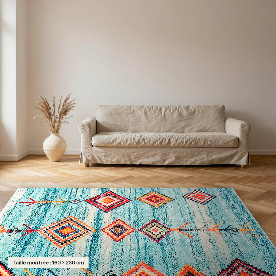 Tapis berbère coloré Numidya posé dans un salon, taille 160 × 230 cm