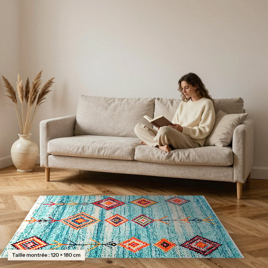 Tapis berbère coloré Numidya posé devant un canapé, taille 120 × 180 cm