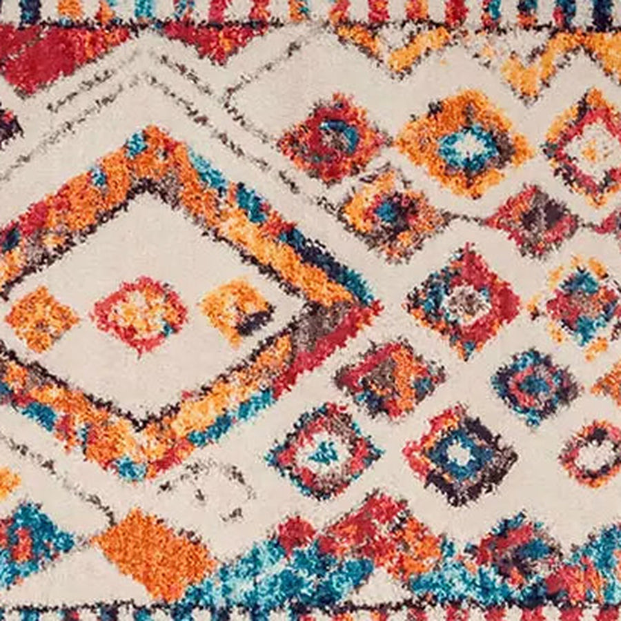 Gros plan sur le velours du tapis berbère coloré tinhinan, écru à losanges vifs