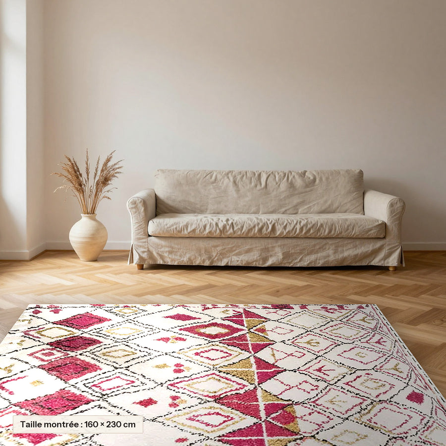 Tapis berbère coloré Arinas, écru et framboise posé dans un salon, taille 160 × 230 cm